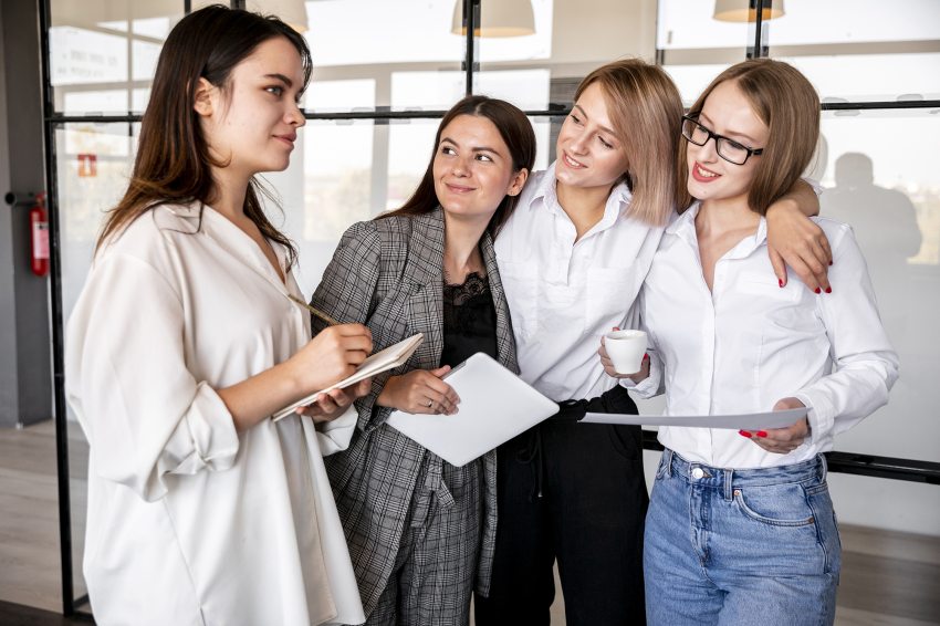 vállalkozás indítása nőként: nők irodában
