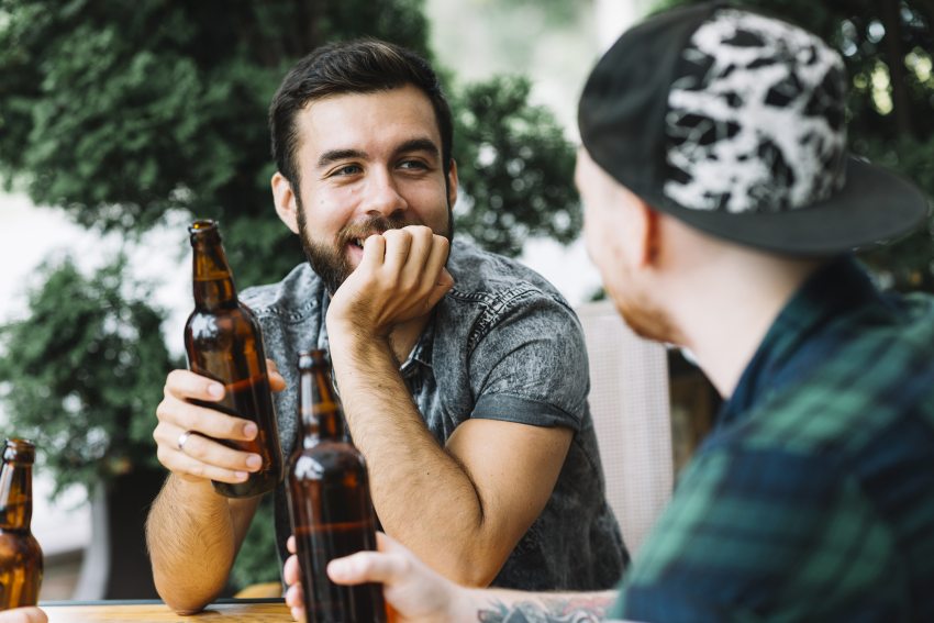 két férfi sörrel a kezében ül