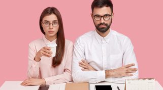 situationship témához illusztráció: nő és férfi íróasztalnál ül