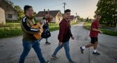 Drávaiványi utcáján sétál a helyi Katolikus Karitász pár tagja